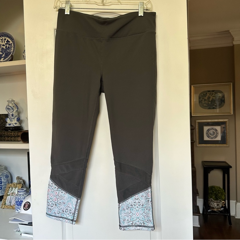GAIAM capri mid rise leggings with detailed teal, pink grey bottoms mesh stripes